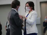 El expresidente del Gobierno, José María Aznar, conversa con la presidenta de Madrid, Isabel Díaz Ayuso, durante el acto de entrega de las Medallas del Ayuntamiento de Madrid.