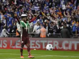 Kelechi Iheanacho, del Leicester, celebra la Copa ante la afición.