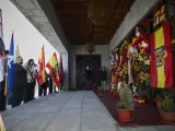 Varias personas de diferentes grupos franquistas asisten a un acto por el Día de la Victoria.