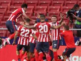 Los jugadores del Atlético celebrando la victoria contra Osasuna