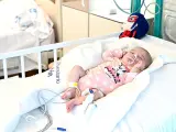 La pequeña Naiara de dos meses tras su trasplante de corazón.