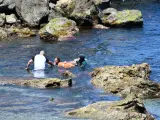 El Grupo Especial de Actividades Subacuáticas (GEAS) de la Guardia Civil rescata a una niña que ha llegado a la playa del Benzú junto a otra mujer, a 17 de mayo de 2021, en Ceuta (España).