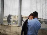 Un padres y su hija son devueltos a Marruecos por las autoridades españolas en la frontera entre Ceuta y Fnideq (Castilejos) este martes tras la avalancha de inmigrantes sin precedentes en España.