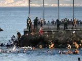 Personas migrantes en la playa del Tarajal, a 17 de mayo de 2021, en Ceuta (España). España ha movilizado al Ejército en la ciudad tras la entrada de más de 5.000 marroquíes en 24 horas. 17 MAYO 2021;CEUTA;INMIGRACIÓN;MARRUECOS Antonio Sempere / Europa Press 17/5/2021