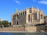 La capital de la isla mallorquina es una visita imprescindible. Más allá de las playas, cuenta con un importante patrimonio cultural en el que destaca su impresionante catedral de Santa María, de una gran belleza. Además, merece la pena pasear por sus calles y plazas y disfrutar de un lugar único.