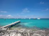 Es la playa más icónica de la isla de Formentera. Son más de 450 metros y destaca por sus aguas tranquilas y poco profundas de color turquesa y su arena blanca. El conjunto convierte el lugar en un escenario paradisíaco.
