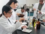 Estudiantes de un ciclo formativo de FP en un laboratorio.