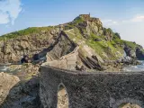 Frente a la costa de Bermeo se encuentra esta espectacular ermita que ha sido escenario de la serie de 'Juego de Tronos'. La ermita tiene su origen hace m&aacute;s de mil a&ntilde;os y se alza imponente sobre un antiguo puente de piedra y m&aacute;s de 200 escalones con el mar como gran protagonista del entorno.