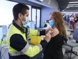 Un sanitario vacuna a una mujer con la dosis de Pfizer, en Madrid.