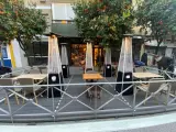 Tarima con mesas en un establecimiento de hostelería de Sevilla.
