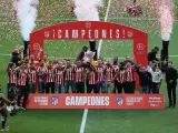La plantilla del Atlético de Madrid recibe el trofeo de campeón de Liga.