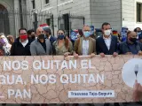 La Generalitat reafirma en Madrid "la defensa sin fisuras del Consell al trasvase": "Cada gota cuenta"