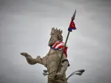 La estatua de la fuente de Neptuno, con una bufanda del Atlético de Madrid.