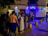 Un grupo de jóvenes hace cola para entrar en una discoteca en la Alameda de Hércules, en Sevilla.