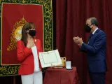 Dolores López Enamorado recibe la Cruz de la Orden de Isabel la Católica de manos del rector de la US