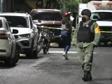 Un elemento del Ejército mexicano resguarda el sitio donde fue asesinada la candidata Alma Rosa Barragán en Moroleón.