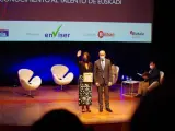 Josu Erkoreka entrega a la escritora Dolores Rendondo el premio "TopTalent" del diario Deia