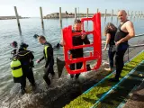 Conductores de TMB voluntarios retiran basura del fondo del mar en el F&ograve;rum de Barcelona.