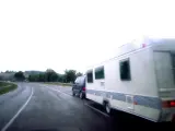 Imagen de una caravana por la carretera.