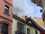Los Bomberos de León sofocan un incendio en la cocina de un restaurante en el centro de la ciudad