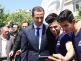 El presidente sirio, Bachar al Asad, se hace una foto con un simpatizante a su llegada a un centro de votación en Duma, a las afueras de Damasco, durante las elecciones presidenciales.