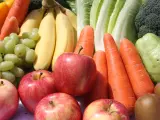 Varias frutas y verduras en una imagen de archivo.