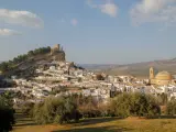 Es uno de los pueblos m&aacute;s bonitos del mundo seg&uacute;n la revista National Geographic. Y no es para menos con su imponente riqueza arquitect&oacute;nica y monumental que se alza sobre un pe&ntilde;&oacute;n elevado. Esta localidad granadina tiene que estar siempre en la lista de lugares a visitar.