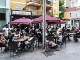 Varias personas en la terraza de un bar de Móstoles, en Madrid, este miércoles.