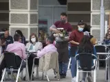 Ribadeo, Lugo. Primer dia tras el fin del Estado de Alarma en toda España. Desde hoy domingo se puede de nuevo pasar de una Comunidad Autónoma a otra. En la imágen, dos camareros atienden una terraza en los cantones d