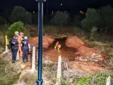 Sucesos.- Un tractor rompe una cañería de riego y provoca una fuga de agua en Godella