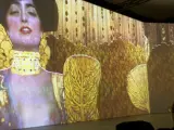 La obra de Klimt deslumbra en Valencia con una exposición inmersiva