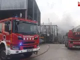 Els Bombers de Tarragona en la planta de Reus afectada por el incendio.
