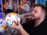 Ibai Llanos presenta el nuevo balón de LaLiga.