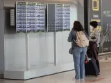 Dos pasajeras en la terminal T4 del Aeropuerto Adolfo Suárez - Madrid Barajas
