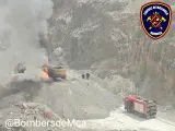Los Bomberos sofocan un incendio en una excavadora en una gravera de Son Servera