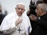 El papa Francisco se dirige a pronunciar su rezo en los jardines del Vaticano el lunes.