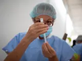 Una enfermera prepara una dosis de la vacuna china Vero Cell contra la covid-19, en Caracas, Venezuela.