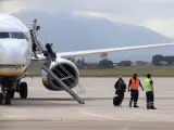 Pasajeros de Ryanair bajando del avi&oacute;n procedente de Londres que ha aterrizado este mi&eacute;rcoles en el Aeropuerto de Girona.