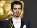 Damien Chazelle con el Oscar a la mejor dirección por 'La La Land'