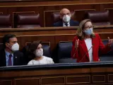 La ministra de Economía, Nadia Calviño (d), interviene en presencia de la vicepresidenta primera, Carmen Calvo, y del presidente del Gobierno, Pedro Sánchez