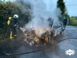 Un incendio calcina un turismo en Lugones (Siero)