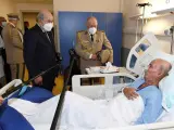 El líder del Frente Polisario, Brahim Ghali, recibe la visita del presidente argelino, Abdelmayid Tebune (i), y del jefe del Ejército argelino, el general Said Chengriha (c), en un hospital militar de Argel.