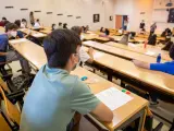 Varios alumnos, en una de las aulas de la Universidad Complutense, antes de que dé comienzo la Ebau 2021.