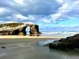 Es sin duda una de las playas más bonitas de Galicia y la más famosa. El viento y el agua han ido modelando estos acantilados, formando bóvedas y arcos de una gran belleza. El entorno es, desde luego, espectacular.