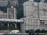 Los ingenieros de ferrocarriles chinos se las tuvieron que ingeniar para poder construir una l&iacute;nea en un barrio residencial de la ciudad de Chongqing.