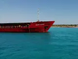 El buque varado en Formentera no sufre avería ni tiene compartimentos inundados por el momento