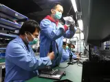 Un grupo de trabajadores durante su turno en una fábrica de Pekín que se encarga de reparaciones electrónicas. REN CHAO / XINHUA NEWS / CONTACTOPHOTO (Foto de ARCHIVO) 5/10/2020 ONLY FOR USE IN SPAIN