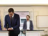 Pedro Sánchez firma el acuerdo con Podemos que incluía la subida del SMI