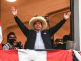 El candidato presidencial de Perú Libre, Pedro Castillo, saluda a sus seguidores.