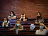 Estudiantes esperando antes del primer examen de las pruebas de acceso a la universidad (PAU), en la Facultad de Econom&iacute;a y Empresa de la UB